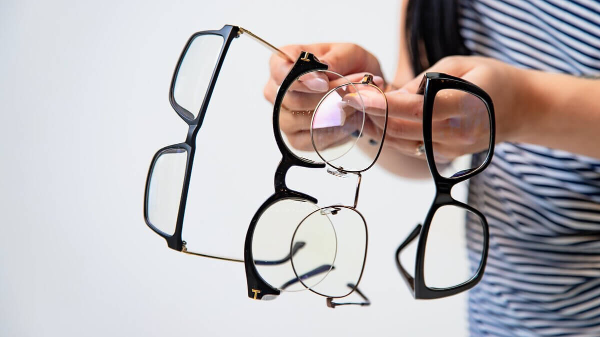 How to Choose the Right Blue Light Glasses - eyeflix.pk